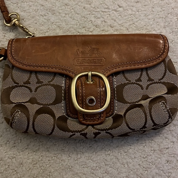 Tan Leather Coach Wristlet Wallet! - Picture 2 of 5